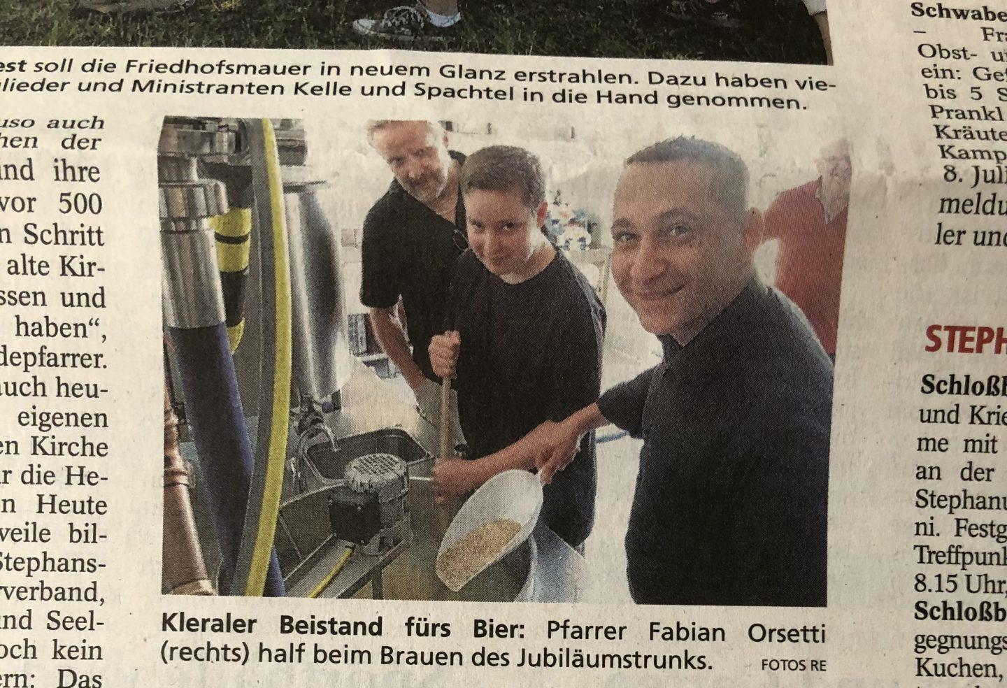 Kleraler Beistand fürs Bier: Pfarrer Fabian Orsetti (rechts) half beim Brauen des Jubiläumstrunks. Fotos re